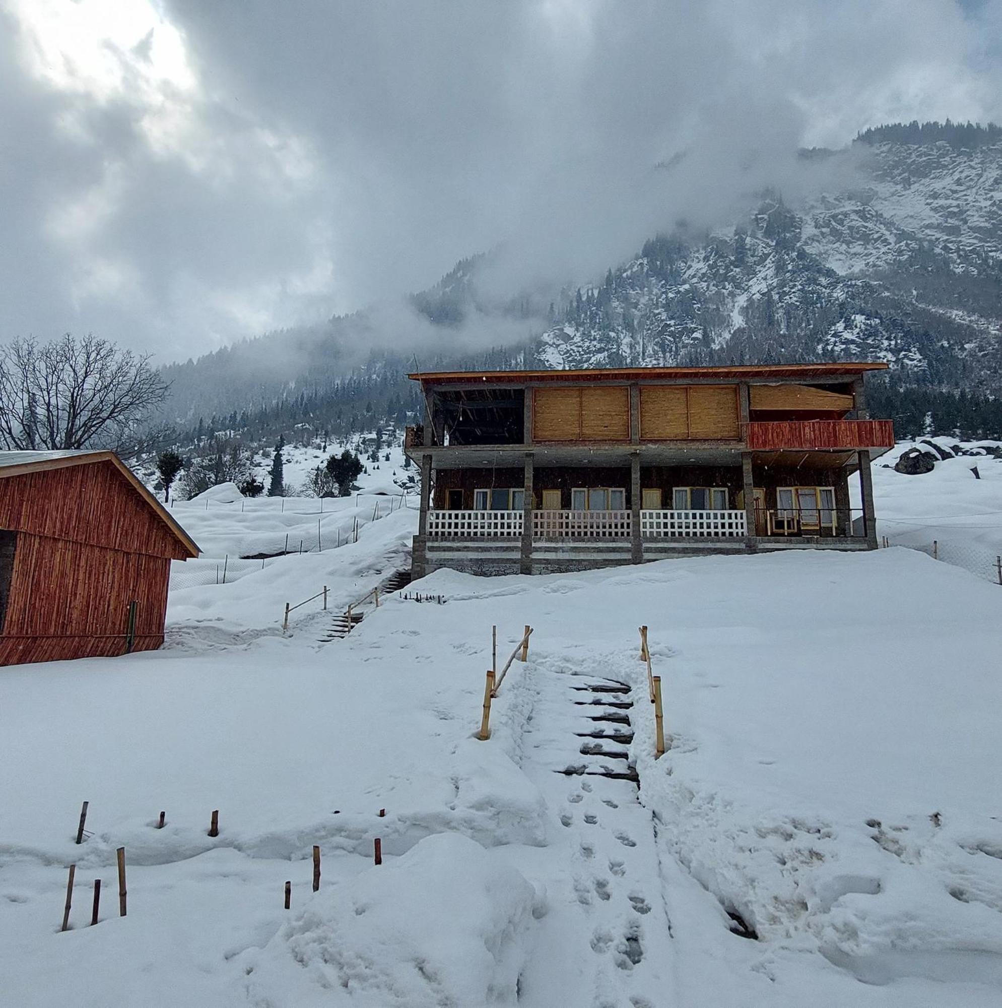 Khana Badosh Resort Kalam Ngoại thất bức ảnh